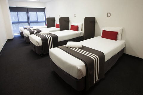 Y Hotel Hyde Park - Flights 3