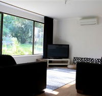 Clare Cottage on Wendouree - Flights
