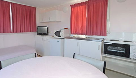 Aukaka Caravan Park - Flights 0