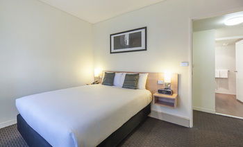 Ibis Melbourne Hotel And Apartments - Flights 11