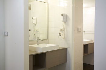 Ibis Melbourne Hotel And Apartments - Flights 13