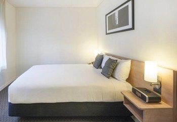 Ibis Melbourne Hotel And Apartments - Flights 19