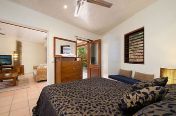 L'Auberge Noosa - Flights 3