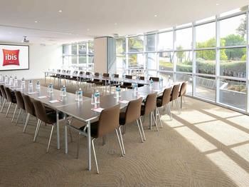 Ibis Melbourne Glen Waverley - Flights 16