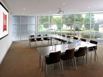 Ibis Melbourne Glen Waverley - Flights 24