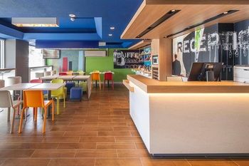 Ibis Budget Dandenong - Flights 16