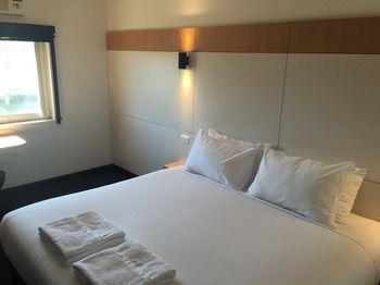 Ibis Budget Casula Liverpool - Flights 13