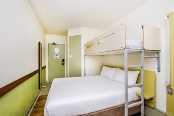 Ibis Budget Newcastle - Flights 18