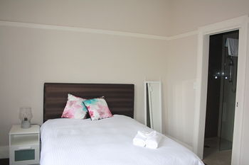 Annandale Hotel - Flights 7