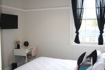 Annandale Hotel - Flights 9