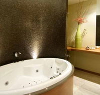 Hepburn Spa Pavilions - Saffron - Flights