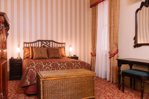 Hadley's Orient Hotel - Flights 7