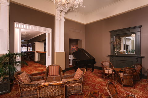 Hadley's Orient Hotel - Flights 9