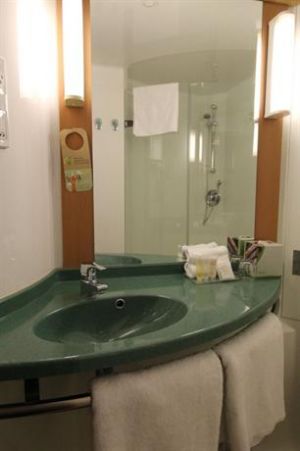 Ibis Newcastle - Flights 3
