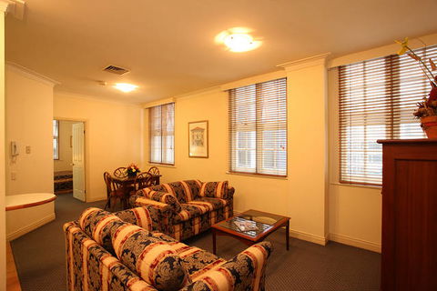 ULTIQA Rothbury Hotel - Flights 3