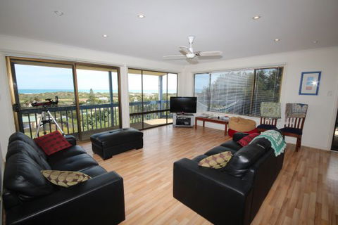 LJ Hooker Goolwa Holiday Rentals - 39 Bradford Road, Goolwa Beach - Flights 0