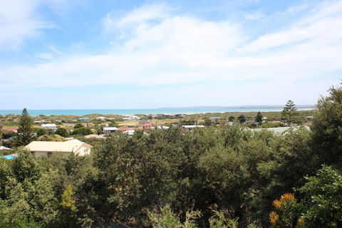 LJ Hooker Goolwa Holiday Rentals - 39 Bradford Road, Goolwa Beach - Flights 2