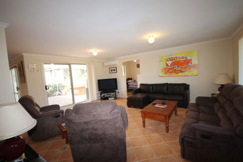 LJ Hooker Goolwa Holiday Rentals - 12 Willmett Road, Goolwa Beach - Flights 0