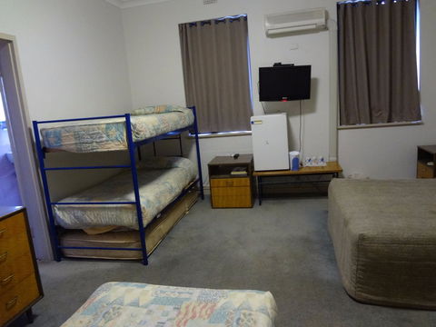 Amaroo Hotel - Flights 4
