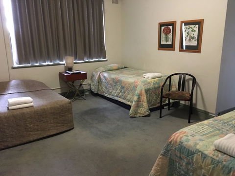 Amaroo Hotel - Flights 5