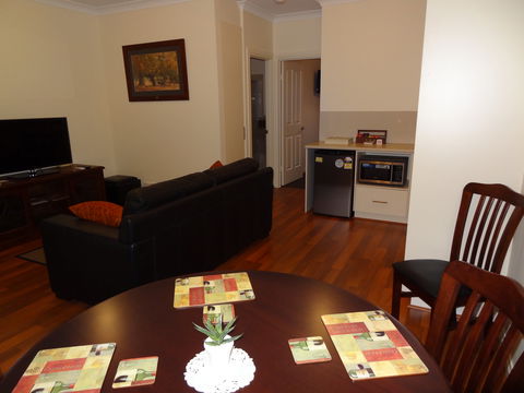 Hahndorf Oak Tree Cottages - Flights 4