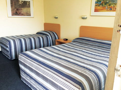 All Seasons Motor Lodge - Open - Flights 0