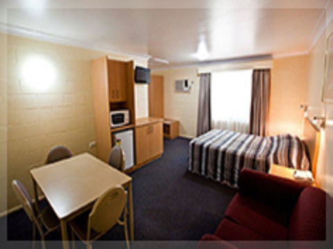 All Seasons Motor Lodge - Open - Flights 2