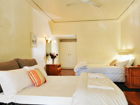 The Eltham Hotel - Flights 1