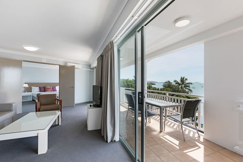 Airlie Beach Hotel - Flights 1