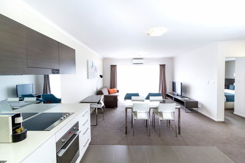 Abode Tuggeranong - Flights 2