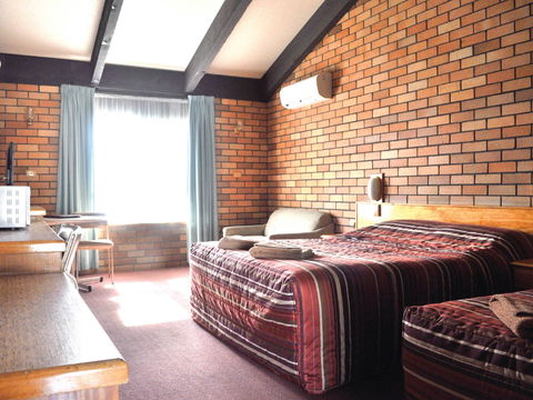 All Travellers Motor Inn - Flights 1