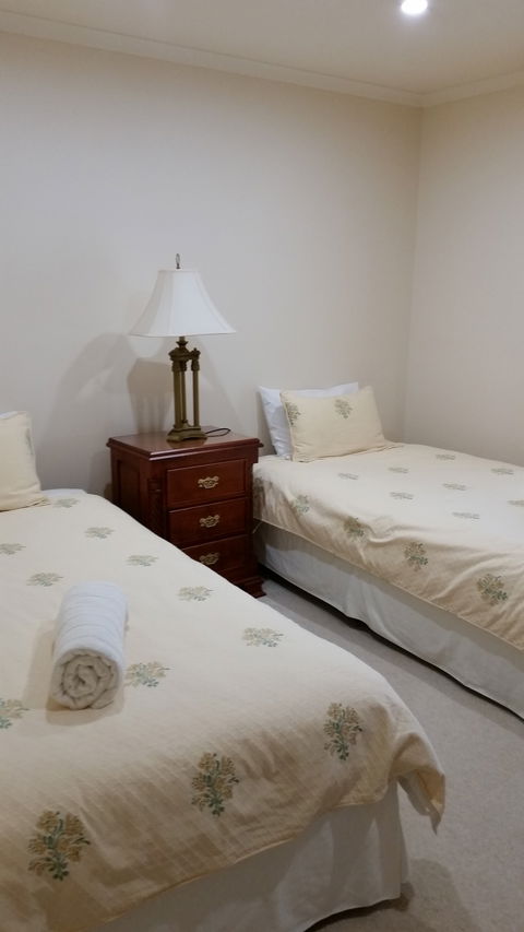Carolynnes Cottages - Blue Wren Cottage - Flights 1