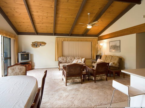 Chisholm Heights CBD Accommodation - Flights 0