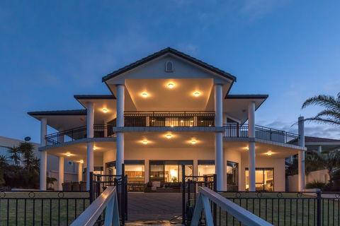 Port Lincoln Marina Luxury Escape - Flights 0