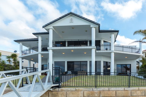 Port Lincoln Marina Luxury Escape - Flights 1