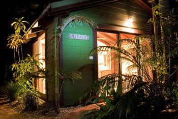 A Beach House At Byron - Flights 4