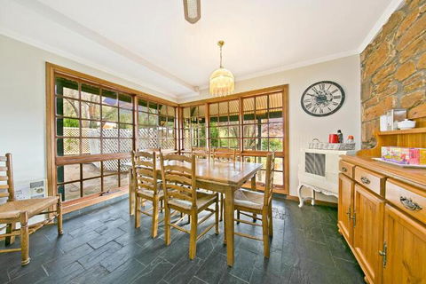 Vineyard Cottage BnB - Flights 7