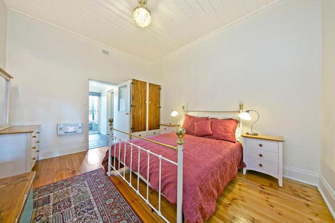 Vineyard Cottage BnB - Flights 6
