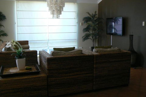 La Mer Home With A Pool - Flights 1