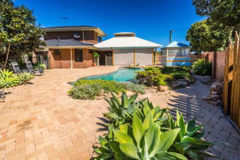Yanchep Beach Retreat - Flights 3