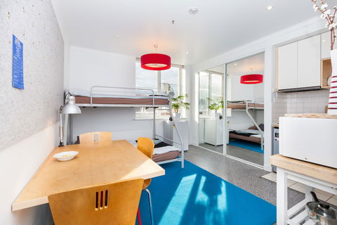 HENRIETTA, Carlton Studio Apartment - Flights 2