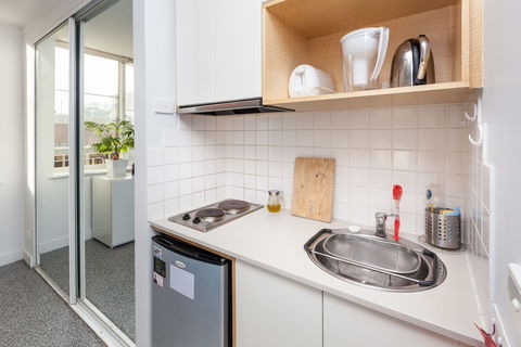 HENRIETTA, Carlton Studio Apartment - Flights 1