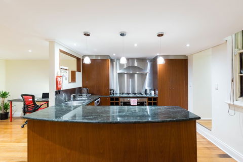 HELENA, 2BDR Fitzroy House - Flights 5