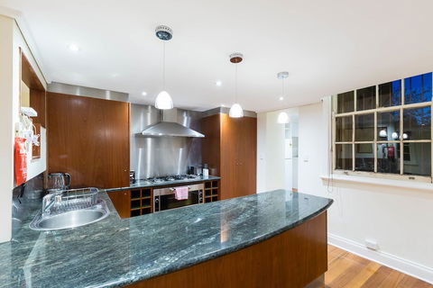 HELENA, 2BDR Fitzroy House - Flights 6