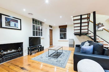 HELENA, 2BDR Fitzroy House - Flights 2