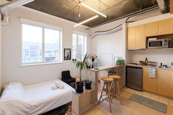 LUCINDA, Carlton Studio Apartment - Flights 0