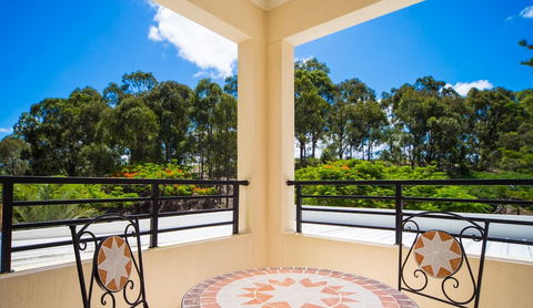 LUXE At Sanctuary Cove - Flights 6