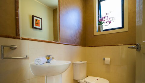 LUXE At Sanctuary Cove - Flights 0