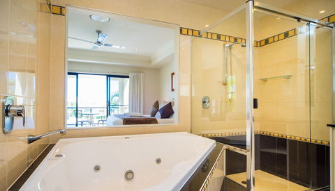 LUXE At Sanctuary Cove - Flights 3