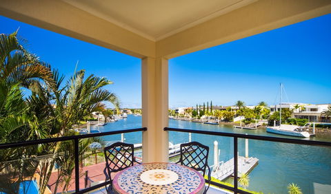 LUXE At Sanctuary Cove - Flights 5